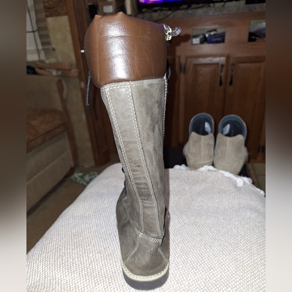 Girls Timberland 14" grey boots in a size 5.5. Pre-loved with a couple of flaws - Picture 9 of 11